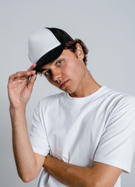 Model trägt eine Cap, eingefärbt in der gewählten Farbe