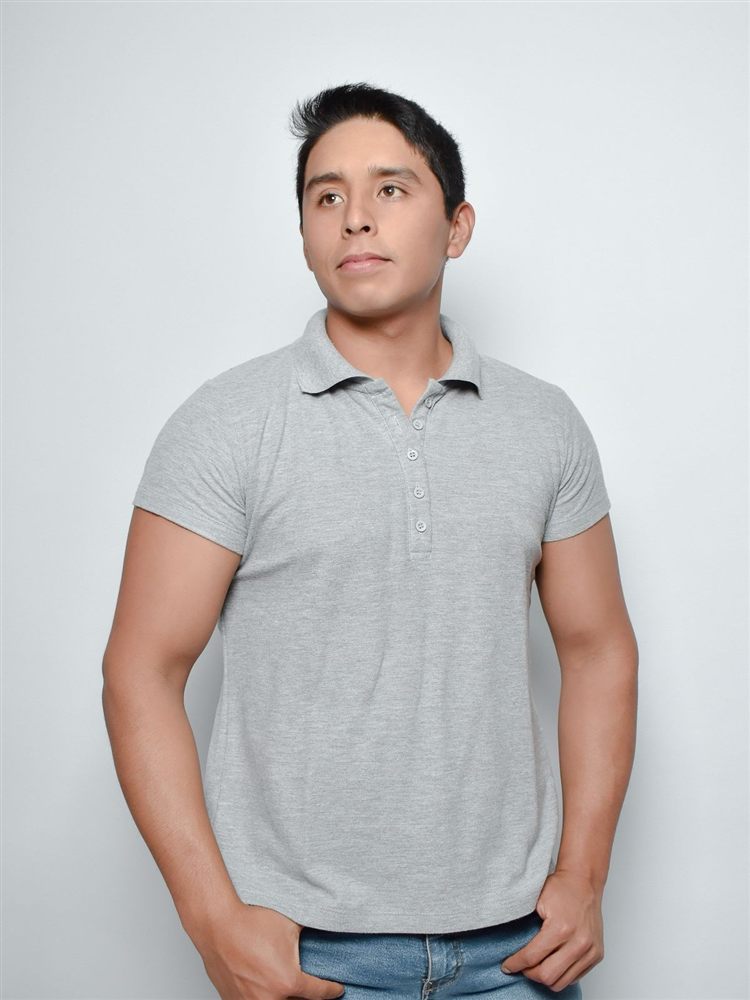 Model trägt ein Poloshirt, eingefärbt in der gewählten Farbe