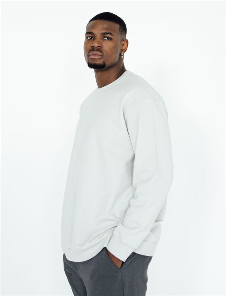 Model trägt ein Sweatshirt, eingefärbt in der gewählten Farbe