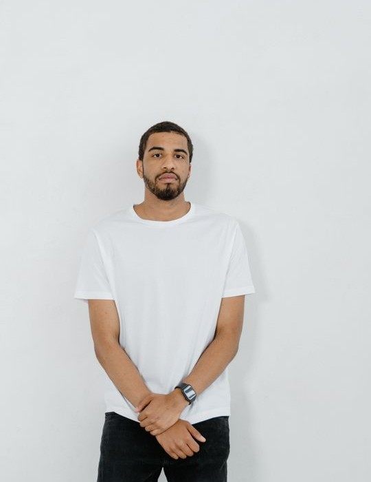 Model trägt ein T-Shirt, eingefärbt in der gewählten Farbe